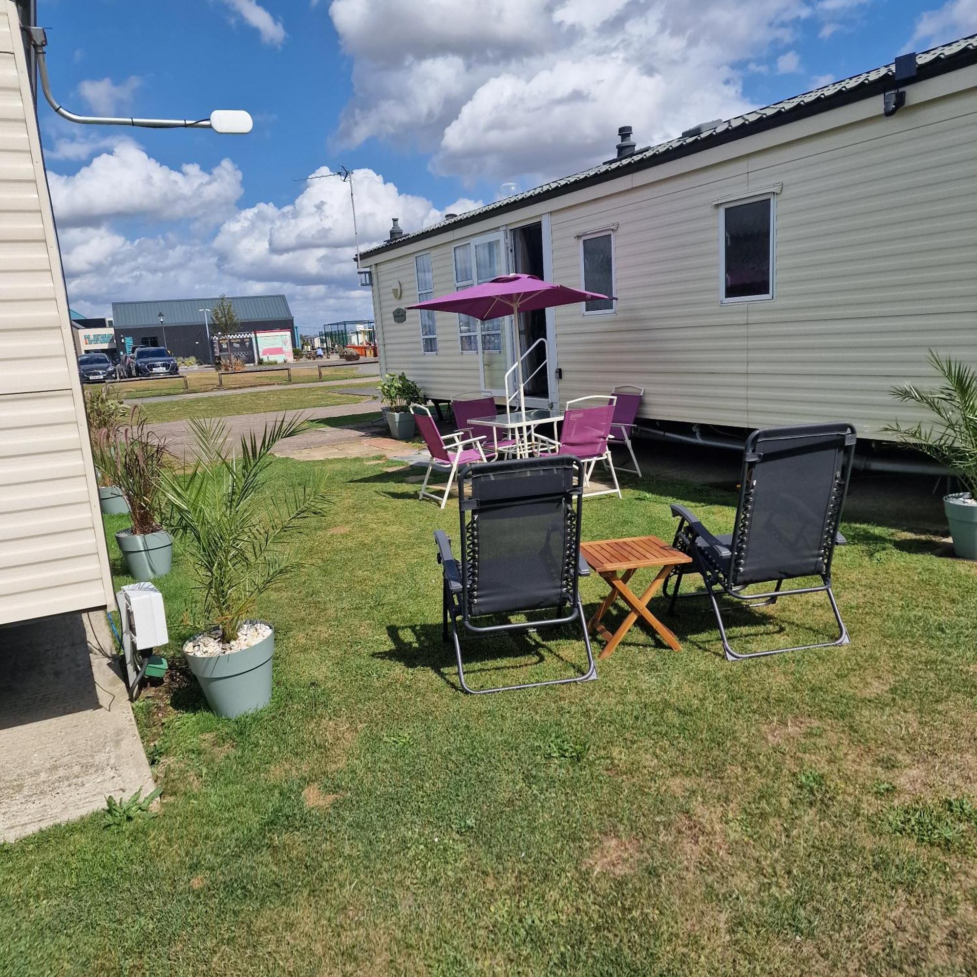 Sunshine Atlas Glamping Retreat Jaywick Sands Exterior photo