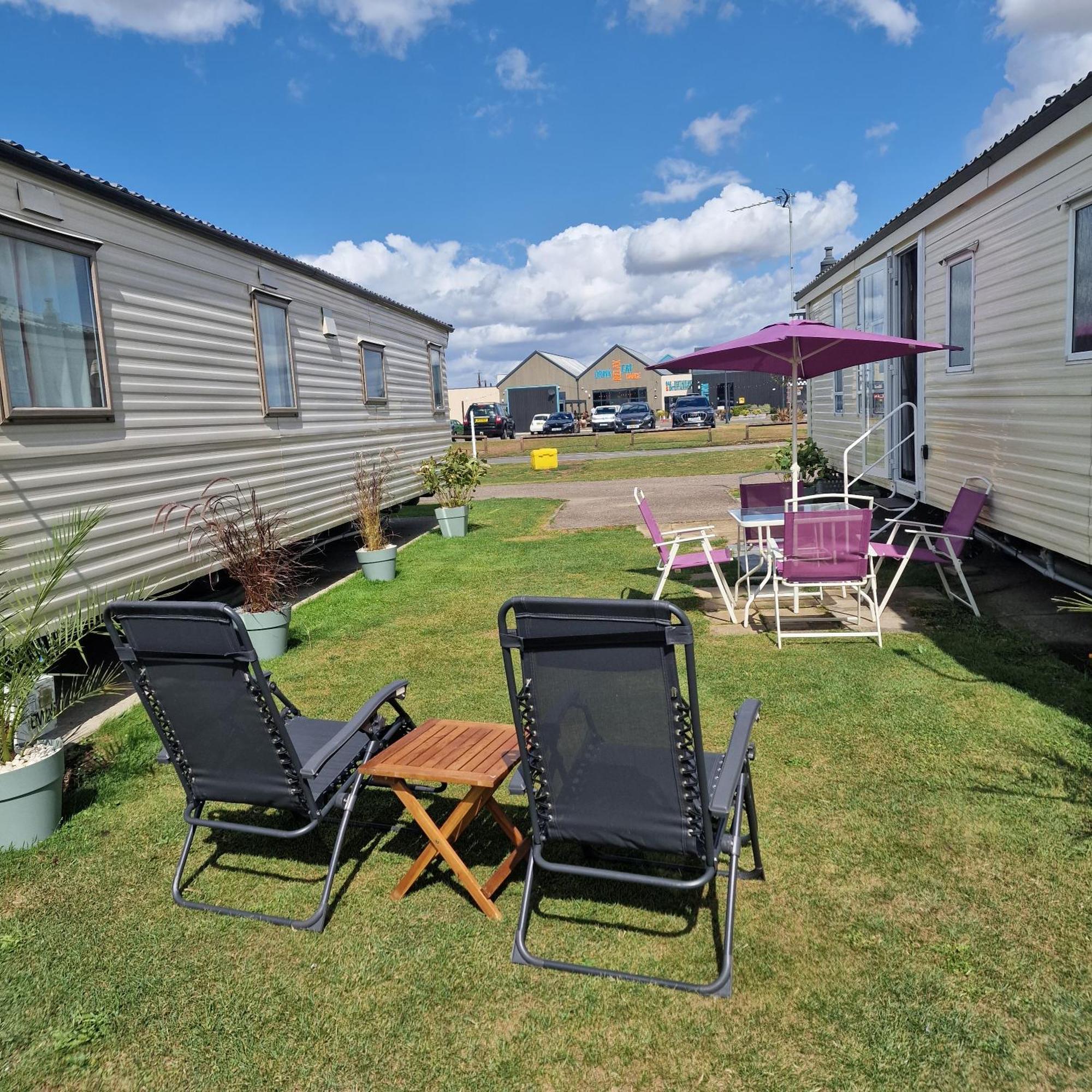 Sunshine Atlas Glamping Retreat Jaywick Sands Exterior photo