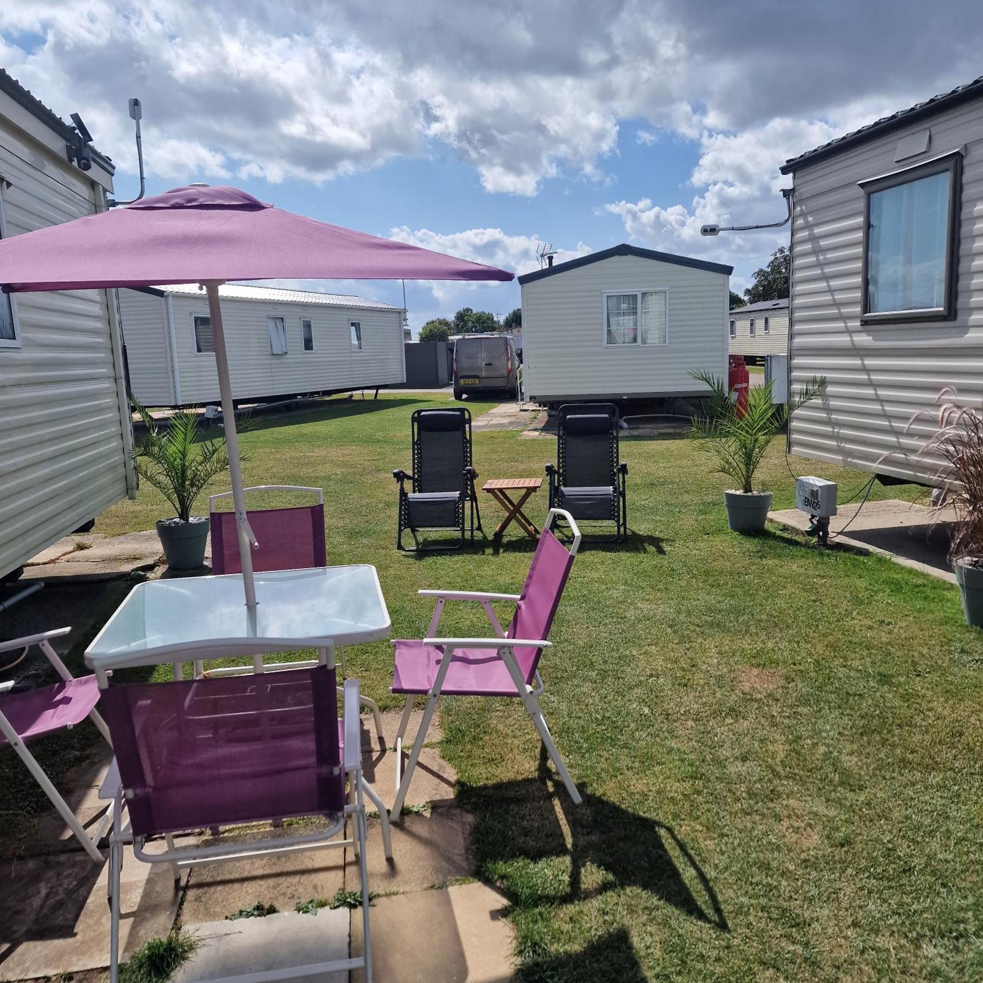 Sunshine Atlas Glamping Retreat Jaywick Sands Exterior photo